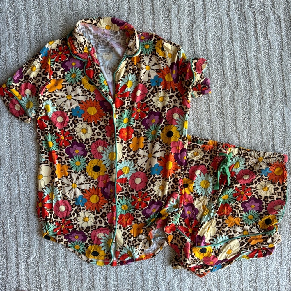 Adult Poshpeanut Moonbeam flower women’s pajamas size small
